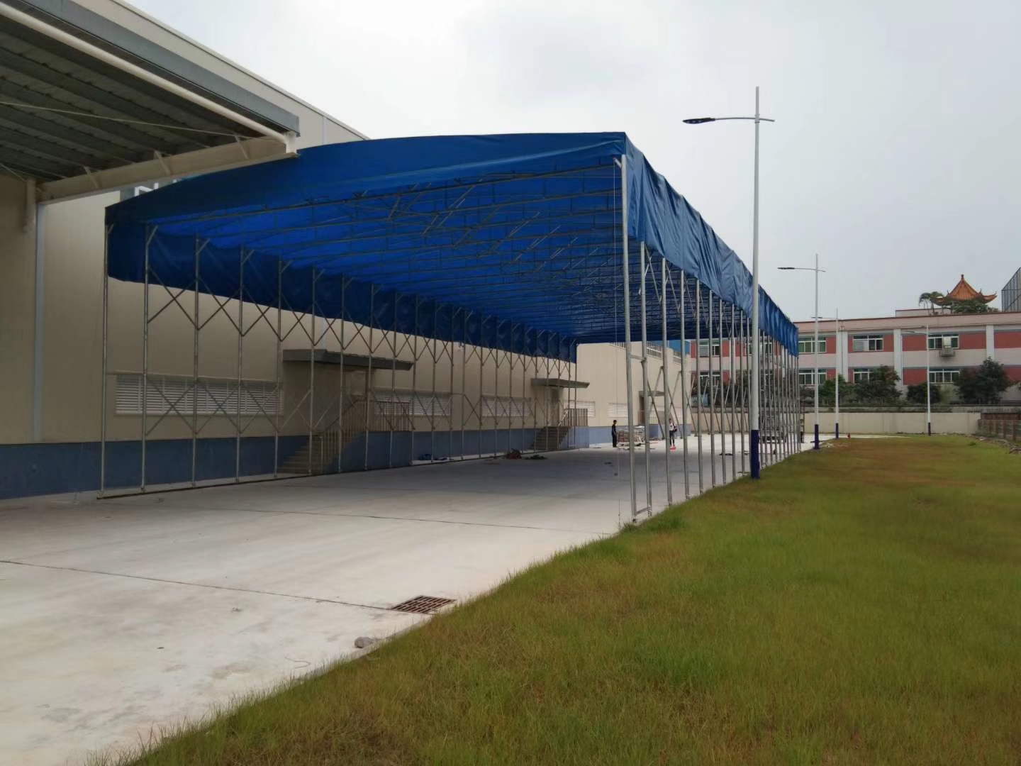 南宁篮球场移动雨棚直销厂家怎么选？钢结构施工与本地落地能力是关键